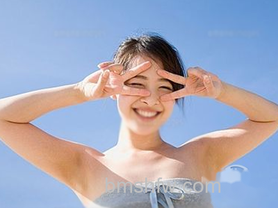 用手或头发修饰面庞