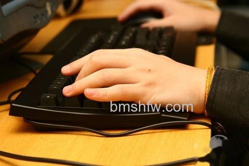 【感叹号怎么打】拇指按着键盘左侧的Shift键不放 【感叹号怎么打】拇指按着键盘左侧的Shift键不放