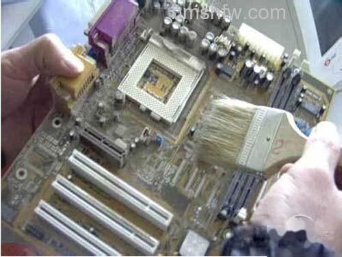 【电脑打不开机怎么办】尝试清理一下机箱内部的灰尘