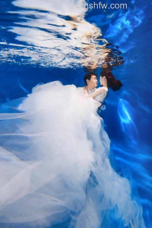 如何拍摄好水下婚纱照：水下婚纱照拍摄注意事项