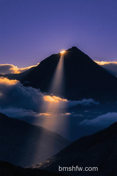 拍山峰有什么用光构图技巧