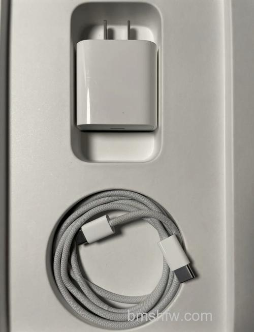 买iPhone 15 Plus有没有送充电器？官方答案：不送