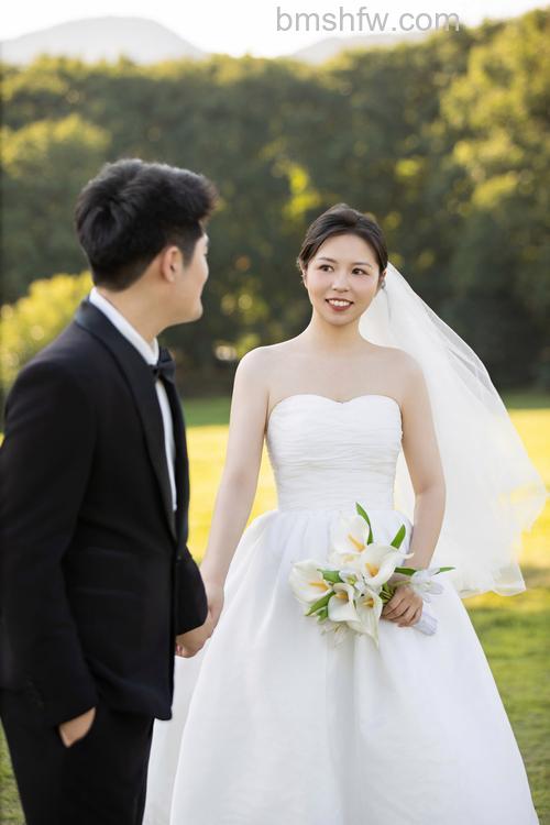 婚礼摄影怎样可以拍得好?摄影师与亲友团的角度及配合技巧