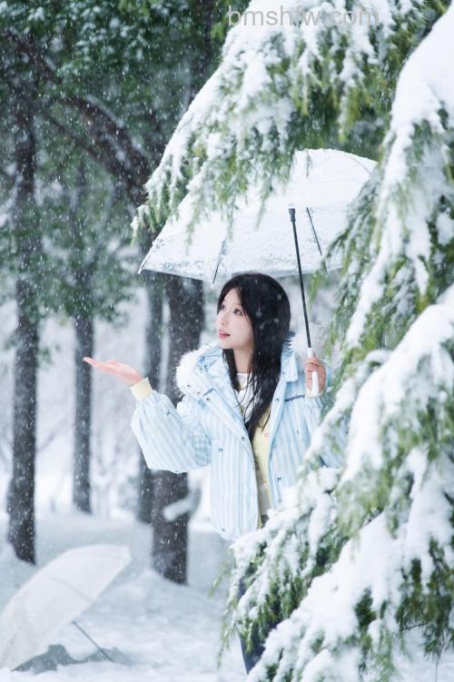 如何拍摄雪景人像？服装搭配、曝光控制与白平衡调整全攻略