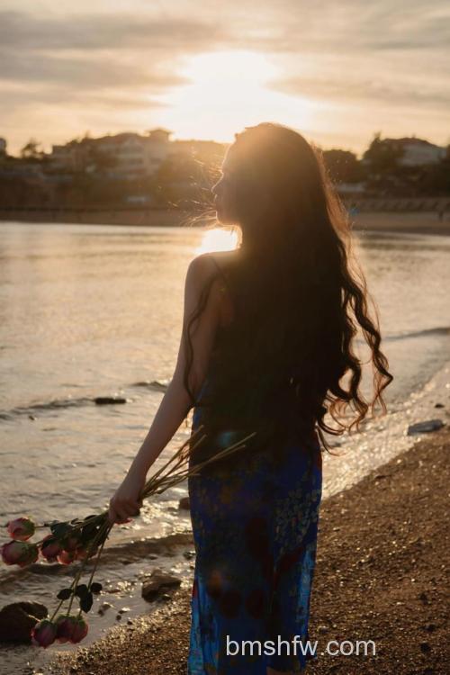如何拍摄海边逆光人像?曝光技巧与后期处理全攻略