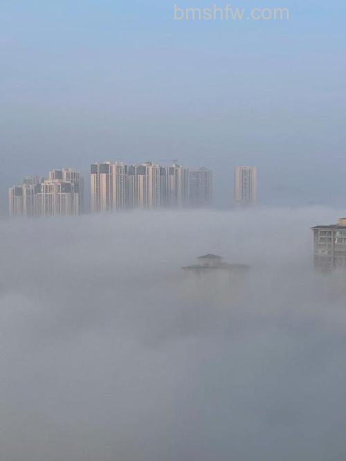 如何在雾霾天气拍好风景?曝光控制、光线利用、留白构图与后期处理全攻略