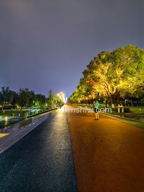 夜间随拍摄影有什么要点？高感光度、人物振动、泛焦技术等八大技巧