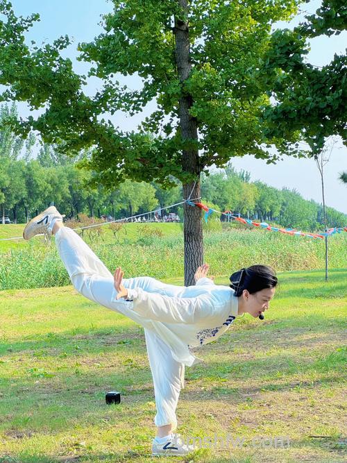 弱光下体育摄影有什么技巧:器材选择、拍摄位置、参数设置与横向追随法全解析
