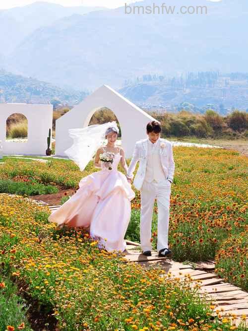 如何拍好花海的婚纱照:躺在花海、后期处理、油菜花地、薰衣草花田等浪漫场景操作步骤