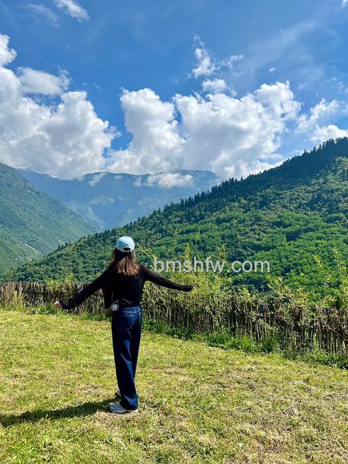 一个人旅行应该怎样自拍：选人少地方、定时合适、多拍背影、适当动作、多拍几张、加入前景、注意构图与光线