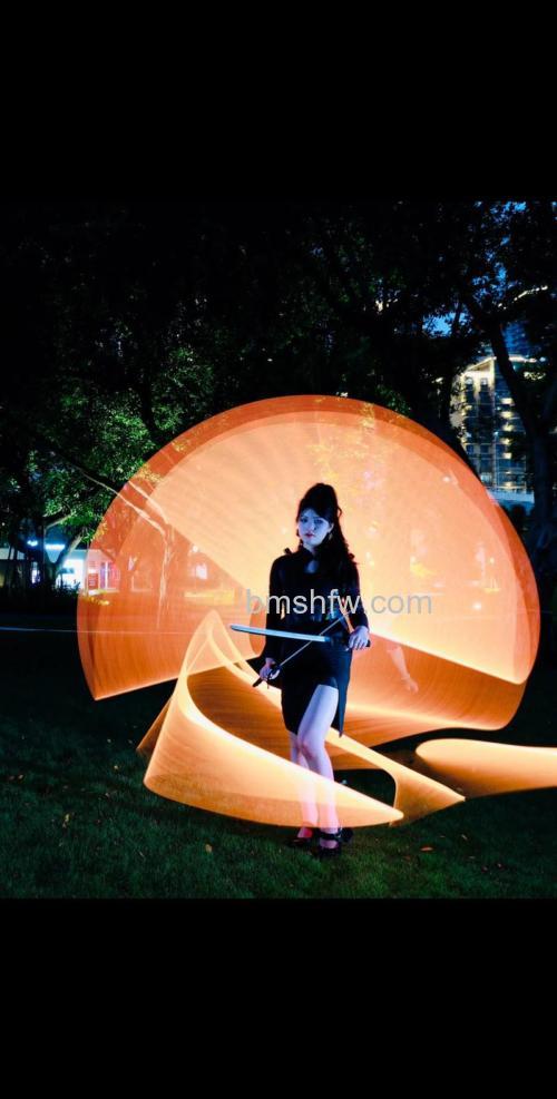 光绘摄影怎么玩:设备准备、环境暗化、相机手动模式设置(长快门、小光圈、低ISO)、手机光源绘画与技巧