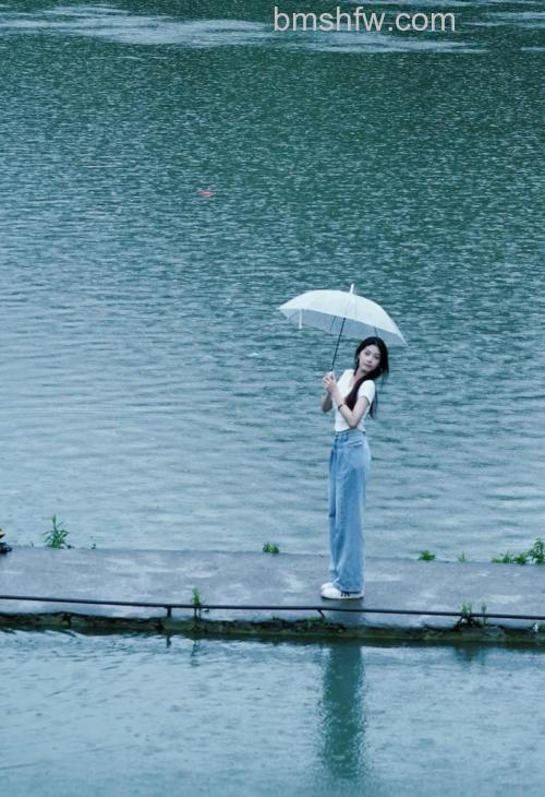 雨天摄影有什么技巧:器材防水、雨滴特写、倒影拍摄、闪电捕捉、人像抓拍与曝光控制等8个要点