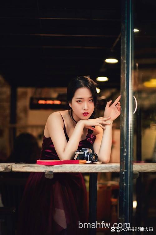 咖啡美女人像摄影技巧：机身设置、镜头选择与情绪氛围营造
