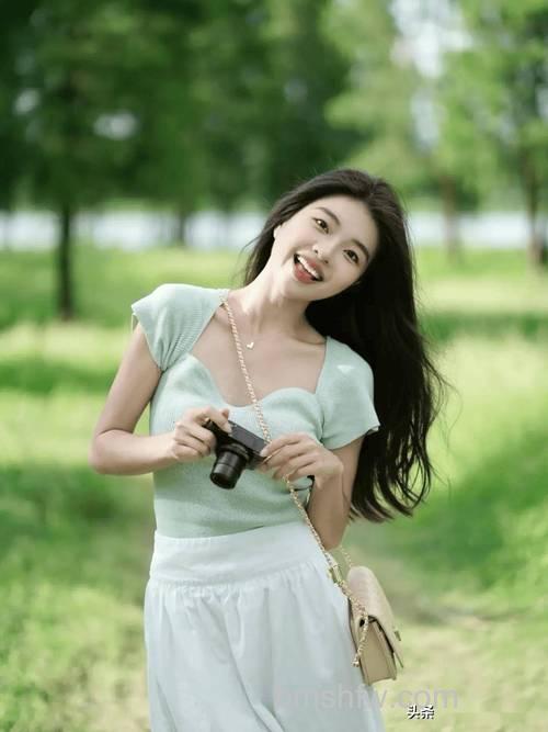 夏季美眉拍照有什么方法?大光圈虚化背景、小光圈巧选景、经典构图与逆光用光技巧