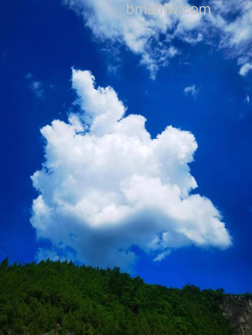 蓝天白云摄影有什么要诀？道具、白平衡、顺光、镜头、相机设定与后期处理6大核心技巧