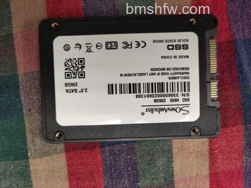 固态硬盘（SSD）是什么：闪存与DRAM两大分类及主流接口解析