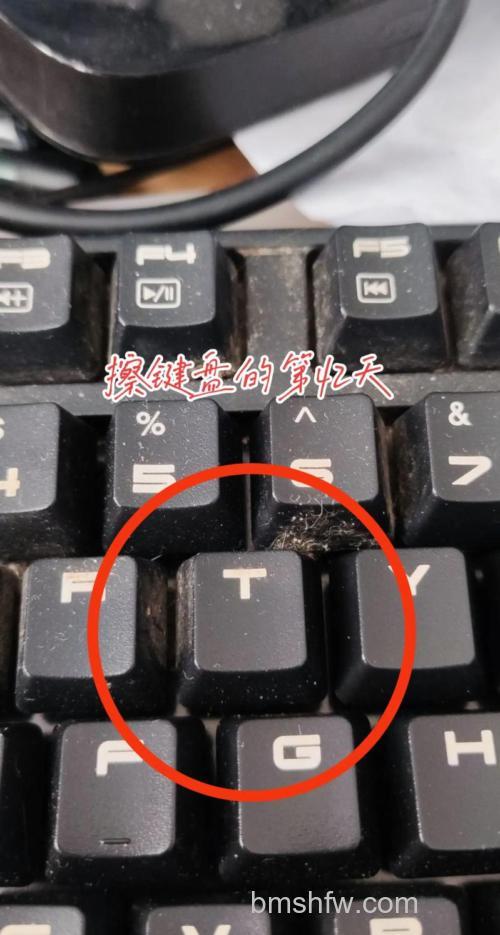 键盘油腻怎么清洗?详细清洗方法与原因解析