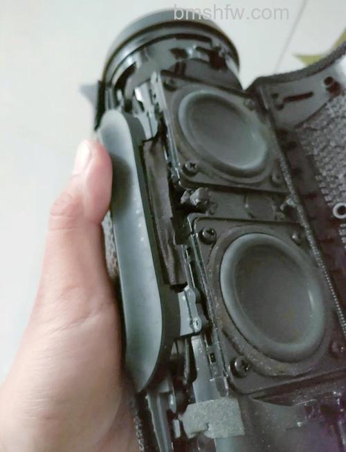 JBL音响怎么拆开换电池?详细步骤指南