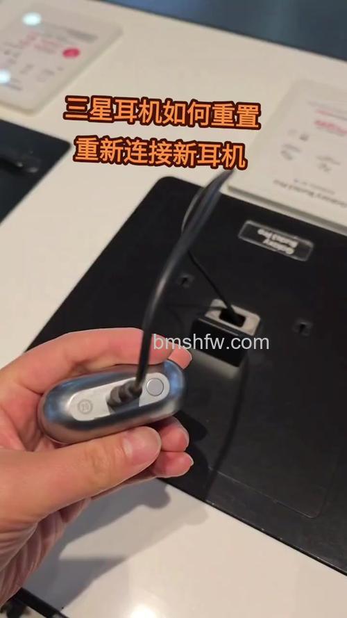 三星Gear IconX 2018耳机怎么充电?详细充电方法教程