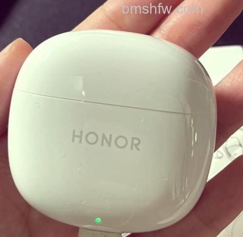 荣耀Earbuds X1支持无线充电吗?续航与充电方式介绍