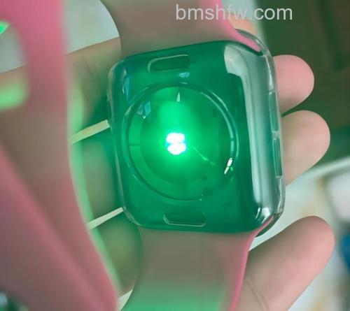 Apple Watch Series 6 底部亮绿灯是什么意思？绿灯闪烁原因与关闭方法