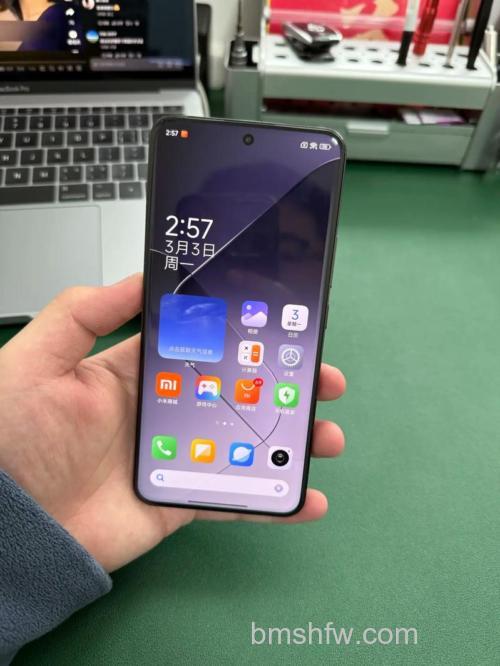 小米14Pro采用哪种屏幕打造？曲面屏规格详解