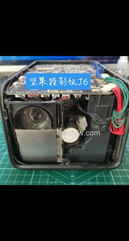 投影仪如何拆开外壳：详细步骤与注意事项