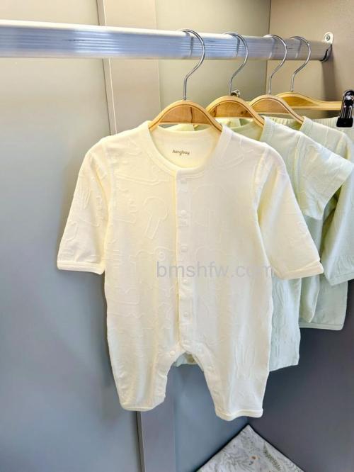 空调屋里婴儿怎么穿衣服?空调屋里婴儿穿衣服的建议【详解】