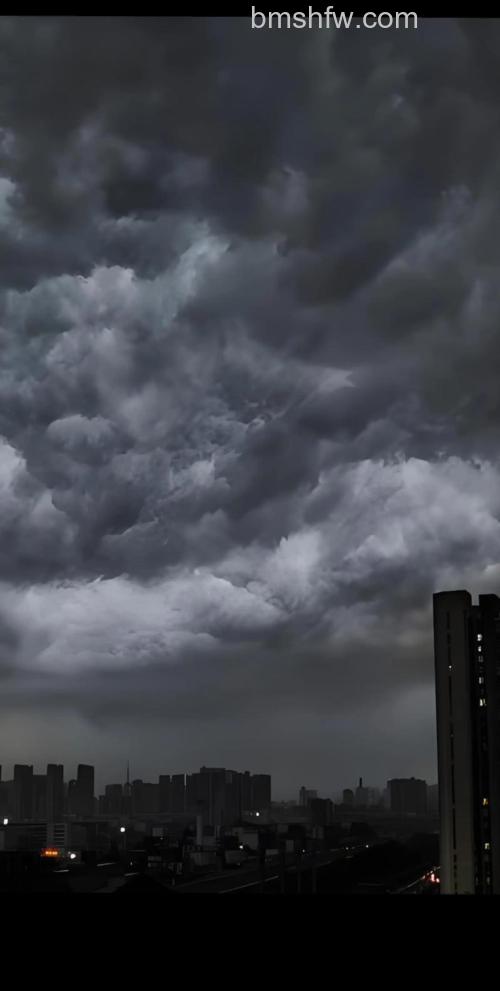 PS如何制作暴风雨来临前的乌云密布效果图